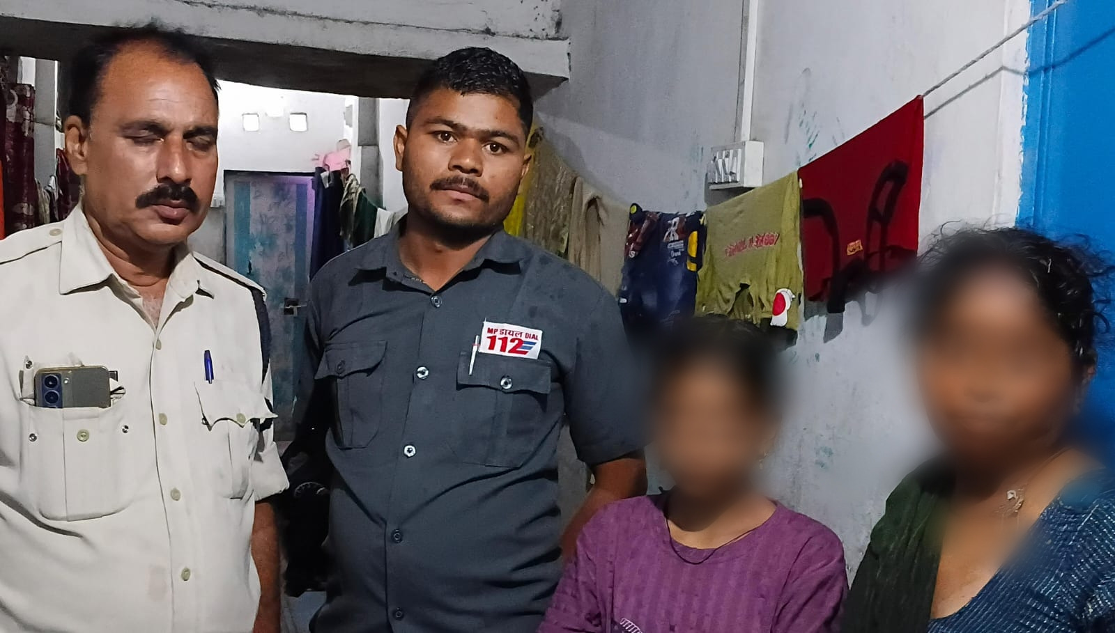 रायसेन थाना सतलापुरा क्षेत्र में घर से निकल कर रास्ता भटकती मानसिक रूप से अस्वस्थ्य 55 वर्षीय महिला , डायल-112 जवानों ने एफ़ आर व्ही वाहन से  परिजन के किया सुपुर्द। 